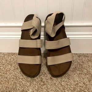 White Mountain Harlequin footbed sandal
